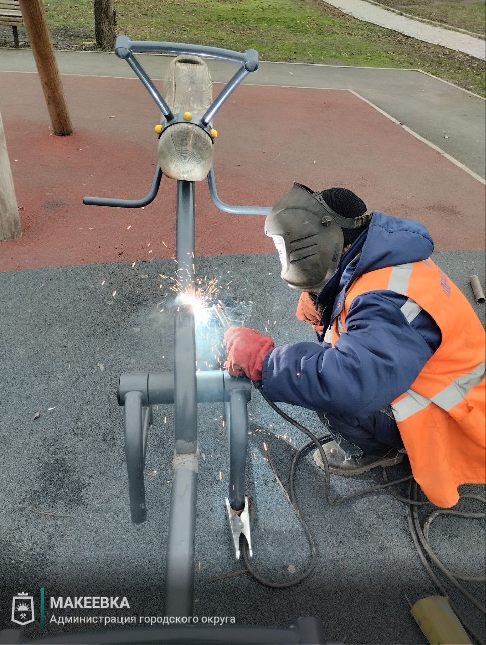 Неизвестные снова сломали качели в сквере Макеевки