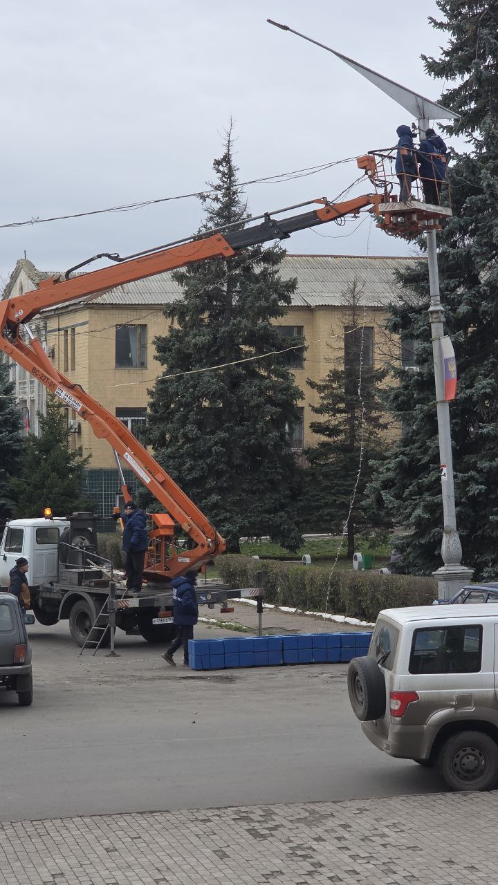 В городском округе Торез ведутся работы по подготовке к Новогодним праздникам В городском округе Торез ведутся работы по подготовке к Новогодним праздникам