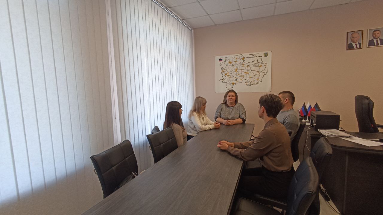 Депутат Тельмановского муниципального совета Юлия Налбат провела встречу с трудовым коллективом Тельмановского муниципального совета