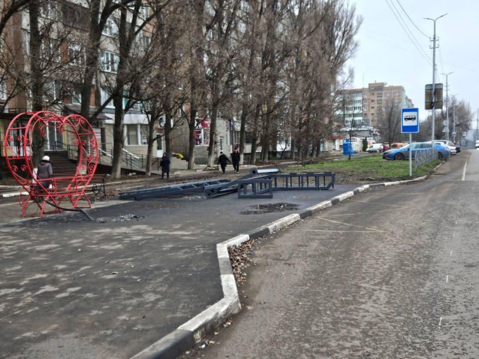 Югра начала монтаж остановочных комплексов у Аллеи Победы в Макеевке Югра начала монтаж остановочных комплексов у Аллеи Победы в Макеевке