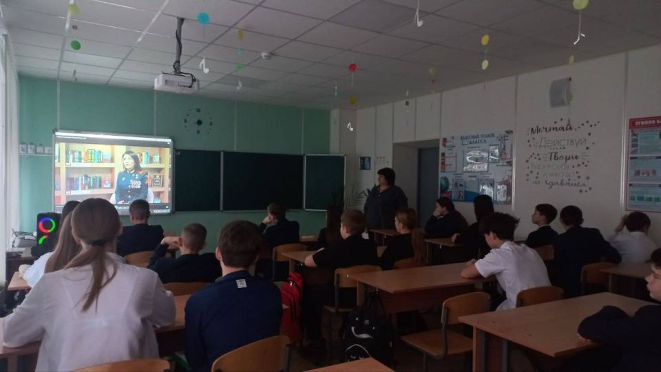«РАЗГОВОРЫ О ВАЖНОМ». Утро в Тельмановской гимназии традиционно началось с еженедельной линейки и почётного права выноса флага Российской Федерации и флага Донецкой Народной Республики юнармейцами ВПК «Юные патриоты... «РАЗГОВОРЫ О ВАЖНОМ». Утро в Тельмановской гимназии традиционно началось с еженедельной линейки и почётного права выноса флага Российской Федерации и флага Донецкой Народной Республики юнармейцами ВПК «Юные патриоты...