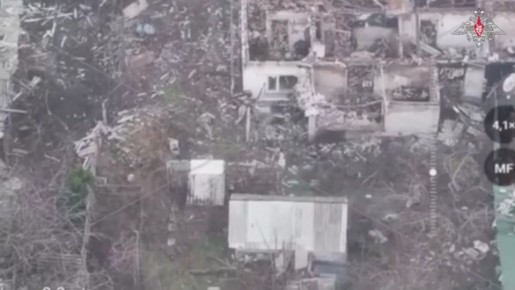 Минобороны России обнародовало кадры из освобожденного села Ровное в ДНР, на которых, в частности, запечатлены российские военнослужащие с флагом РФ