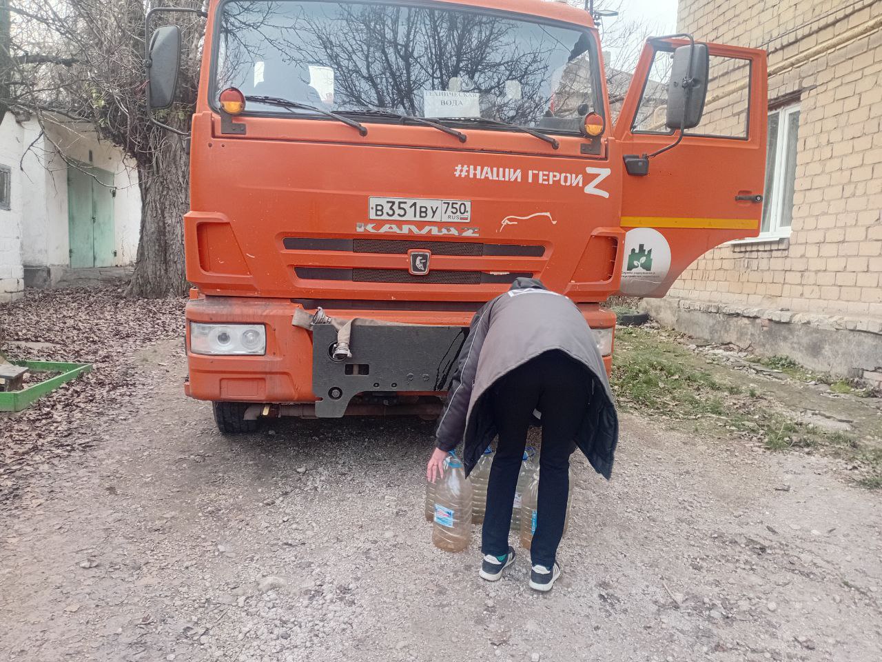 В Кировском внутригородском районе при поддержке региона-шефа Московская область продолжается подвоз воды для жителей домов, в которые в установленный графиком день не поступила вода В Кировском внутригородском районе при поддержке региона-шефа Московская область продолжается подвоз воды для жителей домов, в которые в установленный графиком день не поступила вода