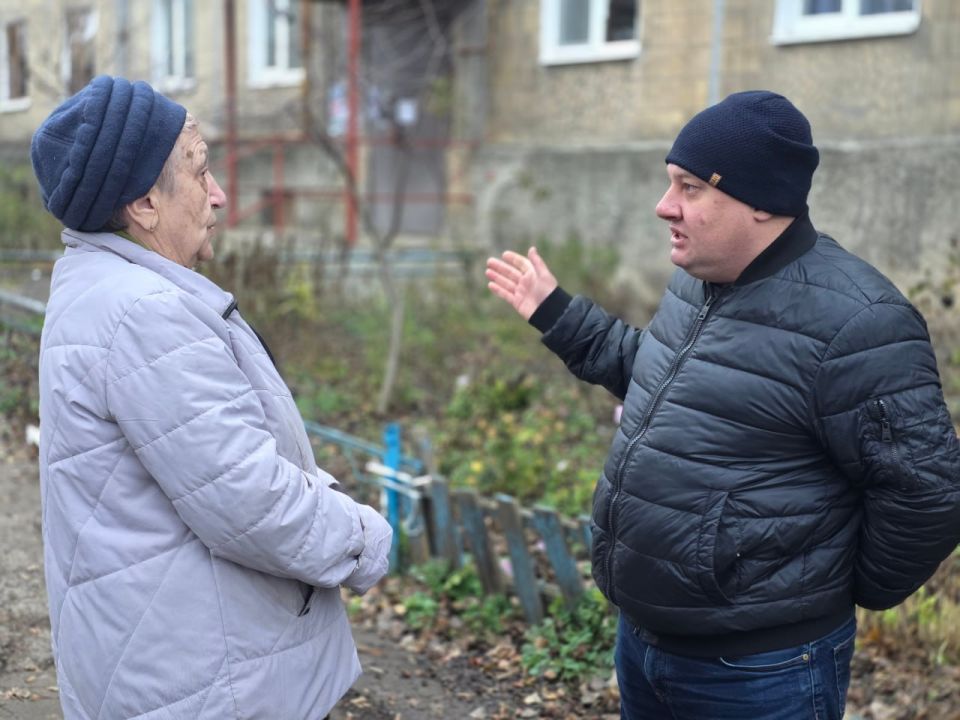 Руководитель Управы Куйбышевского района Иван Адамец и депутат Донецкого городского совета Дмитрий Пефтеев провели встречу с жителями многоквартирного дома №22 по проспекту Трудовых Резервов Руководитель Управы Куйбышевского района Иван Адамец и депутат Донецкого городского совета Дмитрий Пефтеев провели встречу с жителями многоквартирного дома №22 по проспекту Трудовых Резервов