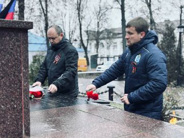 Константин Зинченко: Их подвиг — наш ориентир!. Врип главы администрации Волновахского МО Иван Борзых, заместитель главы администрации Волновахского МО Олег Сидоренко, управляющий делами администрации Волновахского МО Мария...