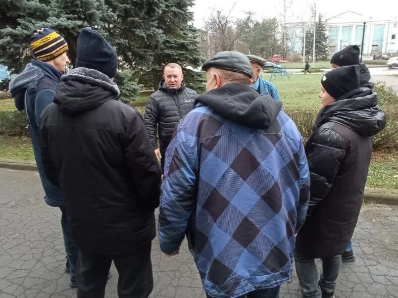 Сегодня, 9 декабря, по поручению Главы ДНР Дениса Пушилина, первый заместитель руководителя Управы Калининского внутригородского района Администрации городского округа Донецк Роман Емельянов провёл встречу с жителями на...