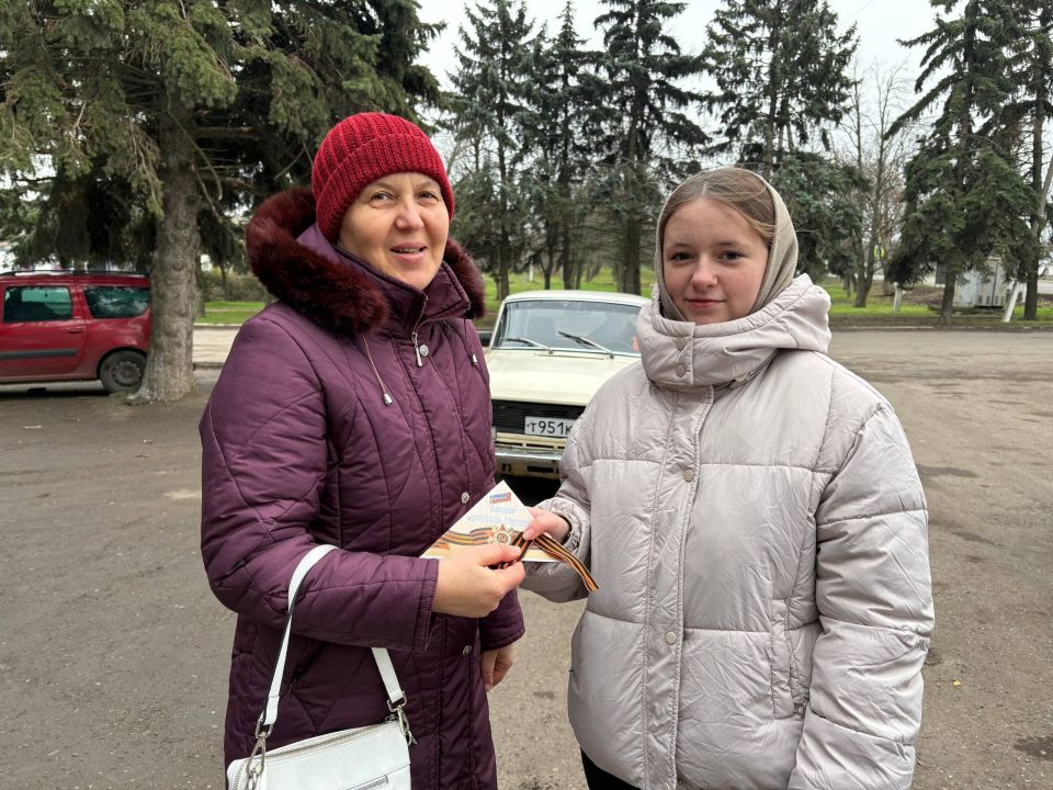Позабыть мы их не в праве. Активисты Тельмановского районного штаба МР и МГЕР ДНР провели акцию «Герои Отечества» Позабыть мы их не в праве. Активисты Тельмановского районного штаба МР и МГЕР ДНР провели акцию «Герои Отечества»