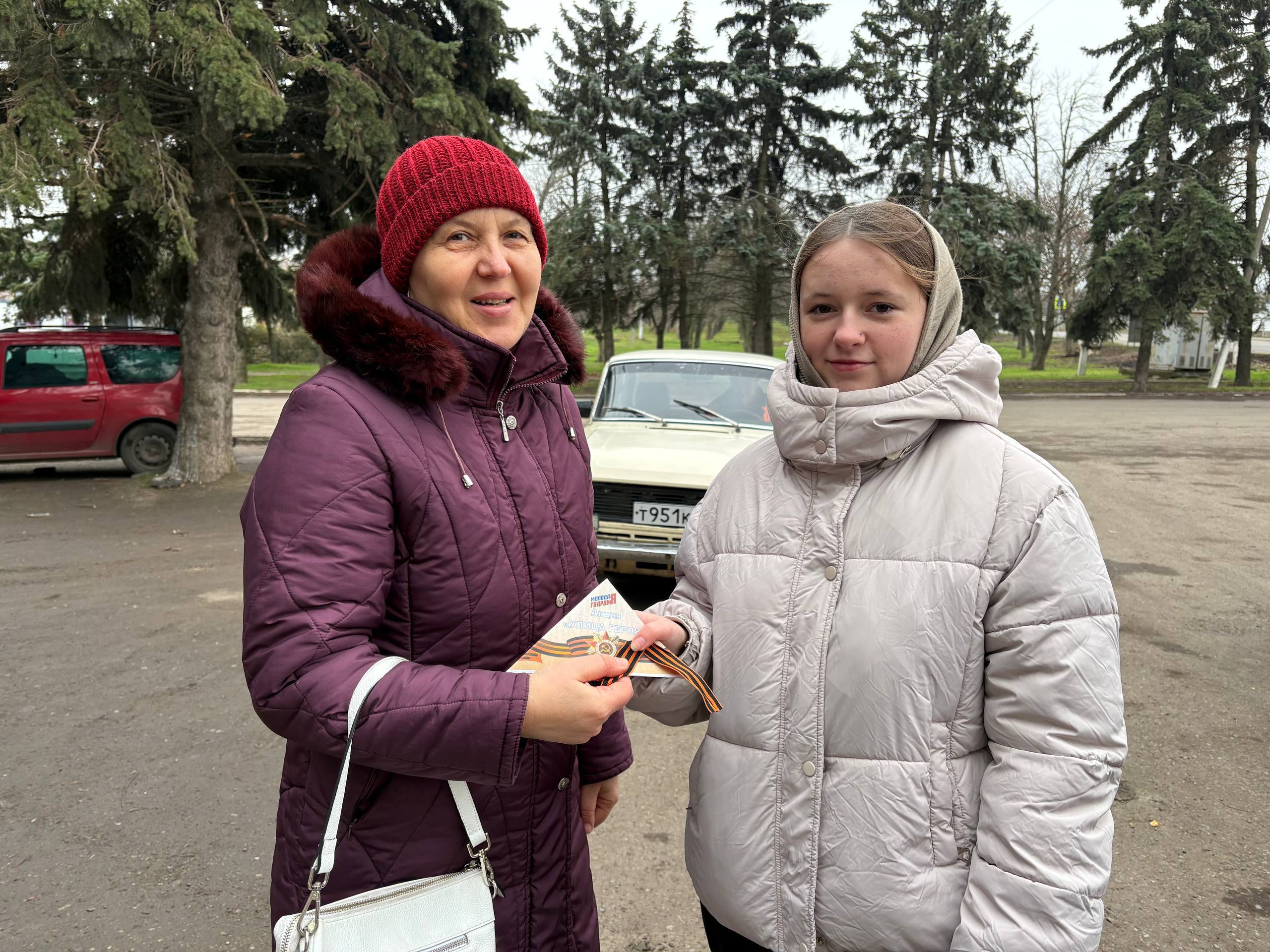 Позабыть мы их не в праве. Активисты Тельмановского районного штаба МР и МГЕР ДНР провели акцию «Герои Отечества» Позабыть мы их не в праве. Активисты Тельмановского районного штаба МР и МГЕР ДНР провели акцию «Герои Отечества»
