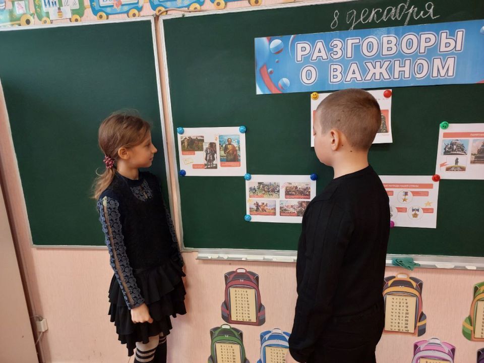 Учебная неделя стартовала с внесения Государственного флагов Российской Федерации и Донецкой Народной Республики, торжественного исполнения гимна Учебная неделя стартовала с внесения Государственного флагов Российской Федерации и Донецкой Народной Республики, торжественного исполнения гимна