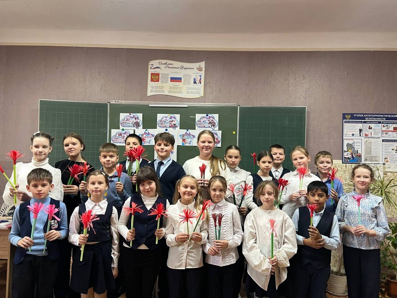 3 декабря учащиеся ГБОУ "СШ № 86 Г.О. МАКЕЕВКА" и ГБОУ "СШ № 108 Г.О. МАКЕЕВКА" приняли участие в акции "Красная гвоздика", приуроченной этому важному дню