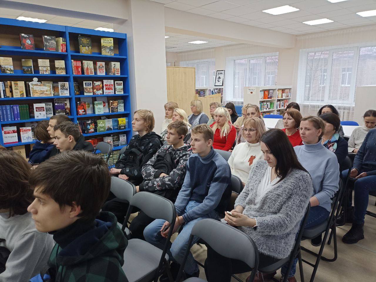 9 декабря в день Героев Отечества, в читальном зале центральной городской модельной библиотеке прошло памятное мероприятие «Бессмертен тот, кто Отечество спас» 9 декабря в день Героев Отечества, в читальном зале центральной городской модельной библиотеке прошло памятное мероприятие «Бессмертен тот, кто Отечество спас»