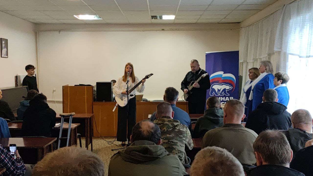 В День Героев Отечества творческие коллективы ДК им. Т.Г. Шевченко подарили праздничный концерт раненым военнослужащим В День Героев Отечества творческие коллективы ДК им. Т.Г. Шевченко подарили праздничный концерт раненым военнослужащим