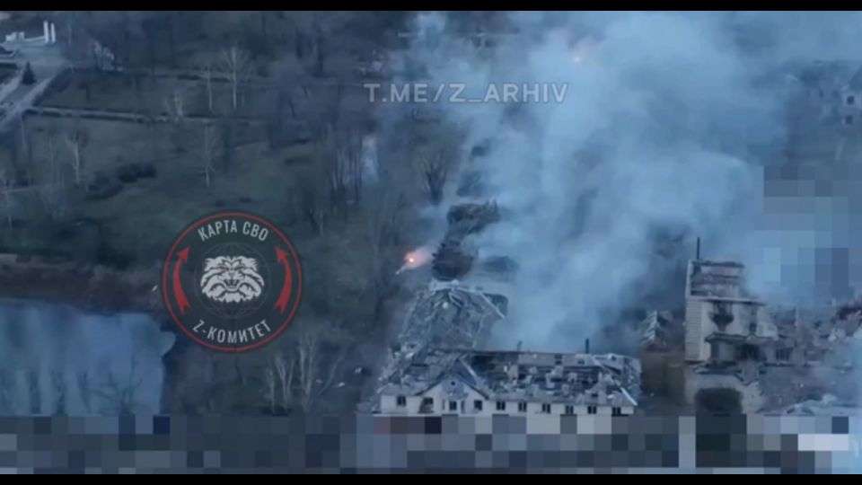 Удар 300-мм корректируемого боеприпаса РСЗО "Торнадо-С" по зданию в Мирнограде, куда перед этим зашла группа противника Удар 300-мм корректируемого боеприпаса РСЗО "Торнадо-С" по зданию в Мирнограде, куда перед этим зашла группа противника