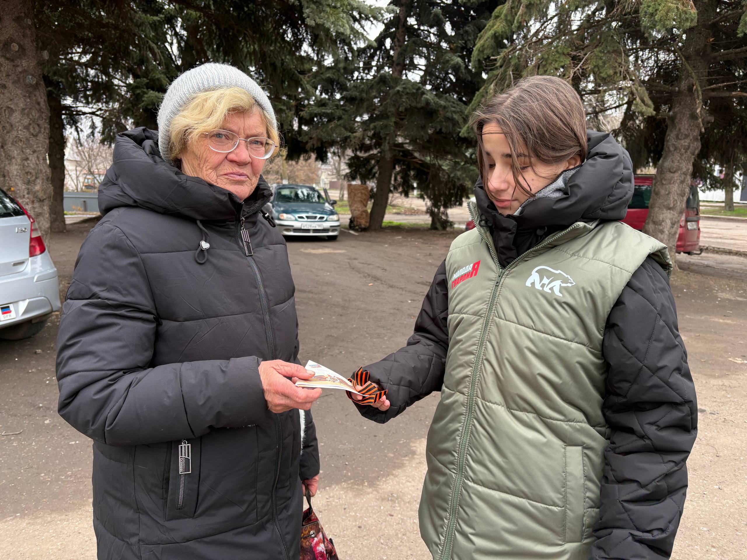 Позабыть мы их не в праве. Активисты Тельмановского районного штаба МР и МГЕР ДНР провели акцию «Герои Отечества» Позабыть мы их не в праве. Активисты Тельмановского районного штаба МР и МГЕР ДНР провели акцию «Герои Отечества»