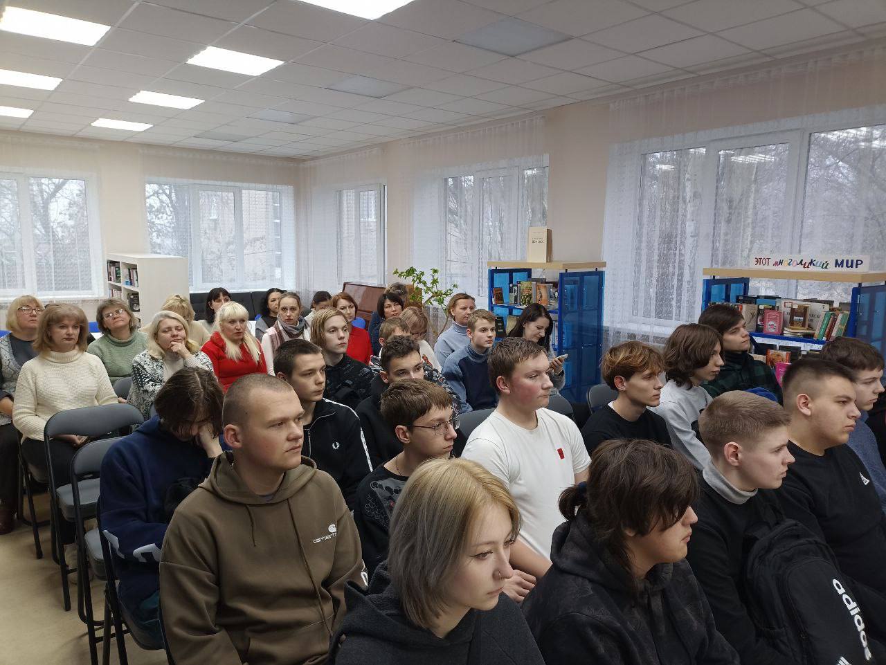 9 декабря в день Героев Отечества, в читальном зале центральной городской модельной библиотеке прошло памятное мероприятие «Бессмертен тот, кто Отечество спас» 9 декабря в день Героев Отечества, в читальном зале центральной городской модельной библиотеке прошло памятное мероприятие «Бессмертен тот, кто Отечество спас»