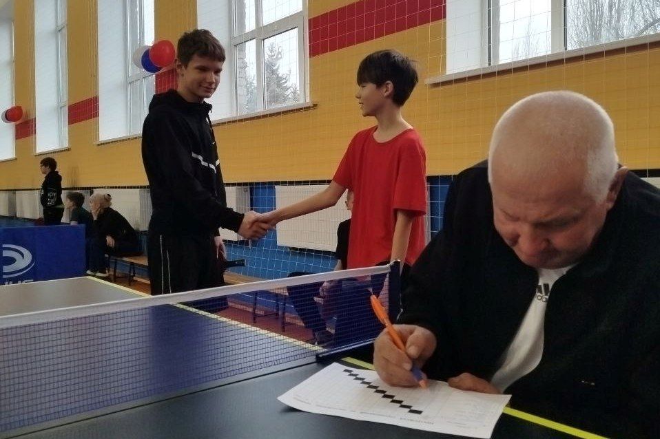 Александр Шатов: В Шахтерске прошел теннисный турнир ко Дню Героев Отечества Александр Шатов: В Шахтерске прошел теннисный турнир ко Дню Героев Отечества