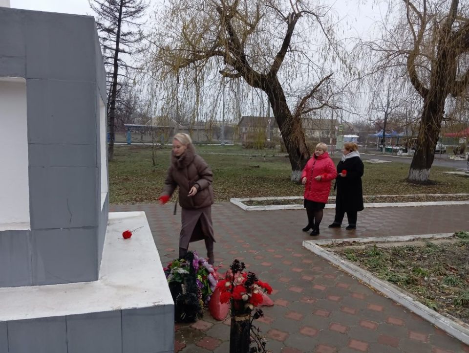 Возложение цветов ко Дню Героев Отечества Возложение цветов ко Дню Героев Отечества