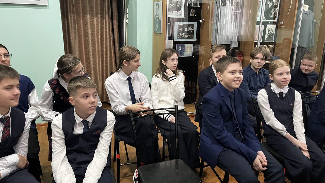 Патриотический час «Героями не рождаются» Патриотический час «Героями не рождаются»