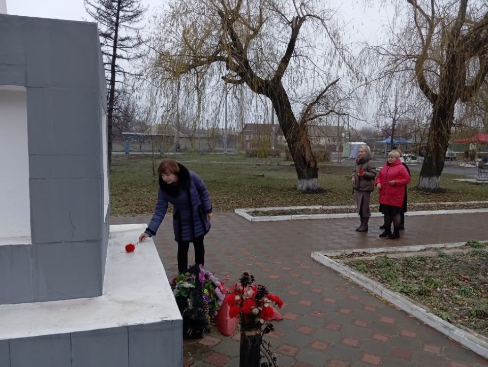 Возложение цветов ко Дню Героев Отечества Возложение цветов ко Дню Героев Отечества