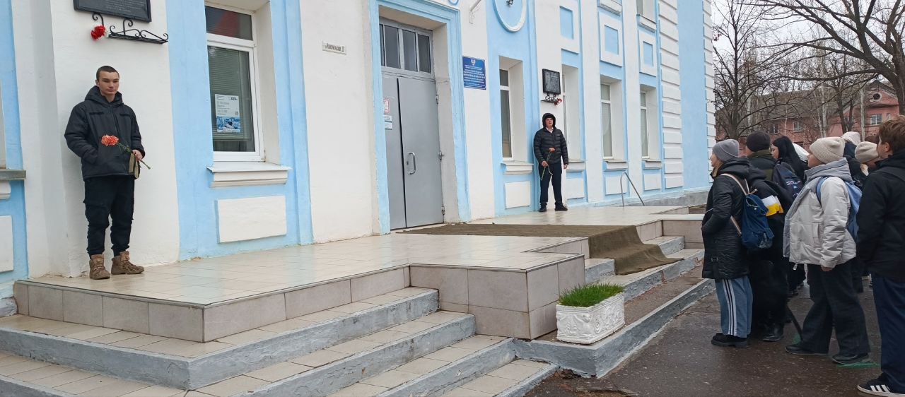 День героев Отечества. Сегодня, 9 декабря, в ГБОУ «Мироновская школа №10 г.о. Дебальцево» состоялась торжественная линейка, посвящённая Дню Героев Отечества День героев Отечества. Сегодня, 9 декабря, в ГБОУ «Мироновская школа №10 г.о. Дебальцево» состоялась торжественная линейка, посвящённая Дню Героев Отечества