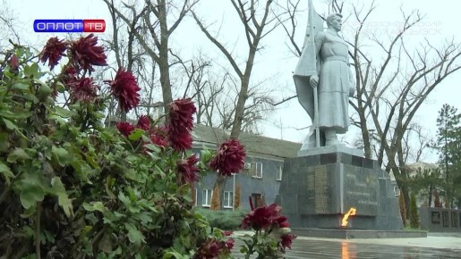 День Героев в Харцызске. В День Героев Отечества харцызяне собрались у мемориала, установленного в честь тех, кто в 1943 году погиб в боях за освобождение Харцызска и близлежащих населённых пунктов