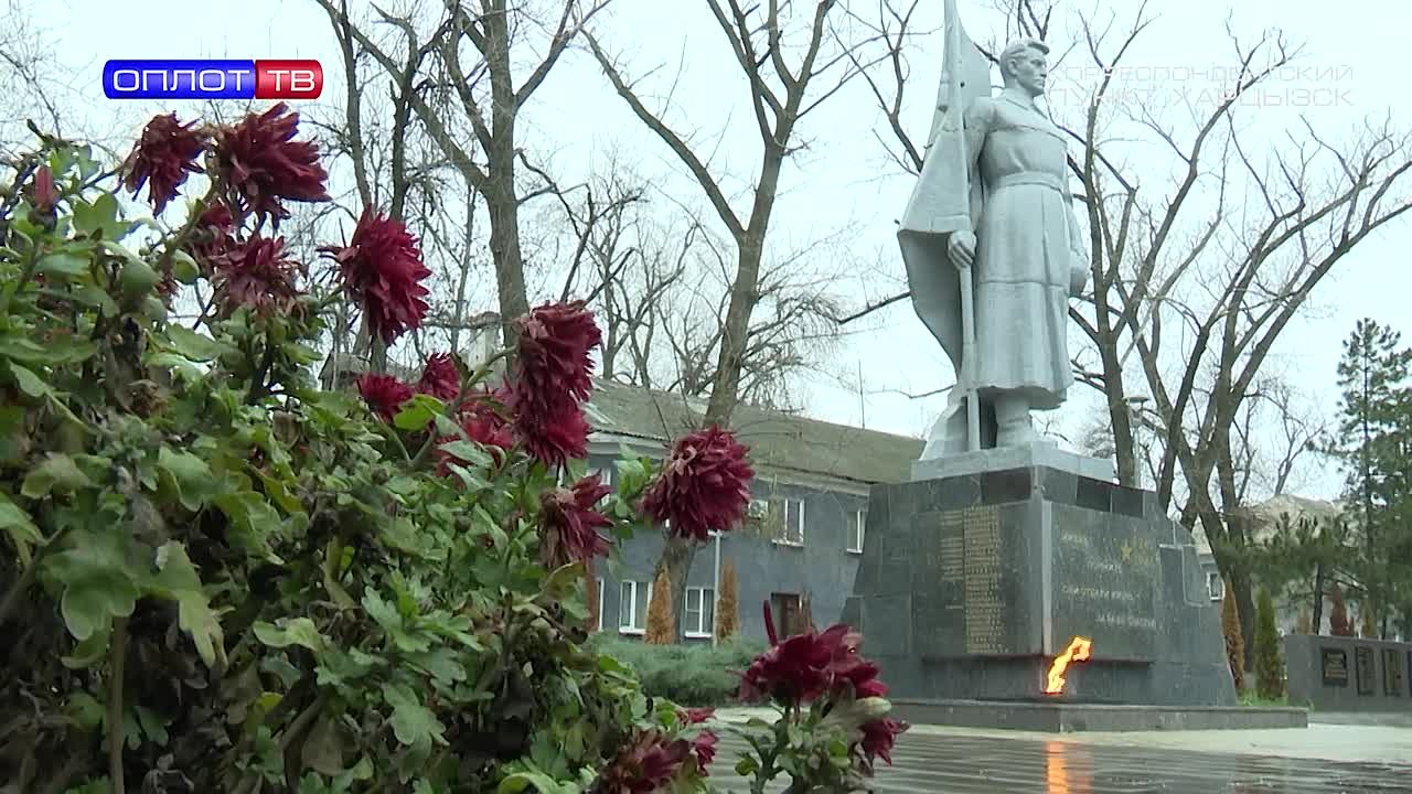 День Героев в Харцызске. В День Героев Отечества харцызяне собрались у мемориала, установленного в честь тех, кто в 1943 году погиб в боях за освобождение Харцызска и близлежащих населённых пунктов