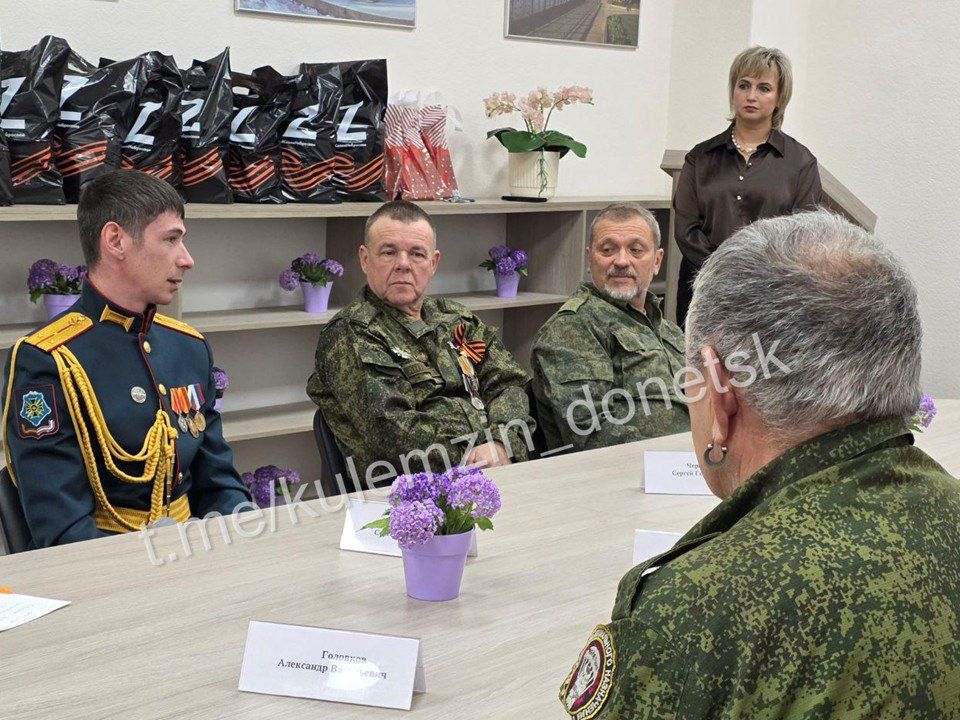 Сегодня, в День Героев Отечества, сотрудники Управы Ворошиловского района провели круглый стол с участниками специальной военной операции и юнармейцами Сегодня, в День Героев Отечества, сотрудники Управы Ворошиловского района провели круглый стол с участниками специальной военной операции и юнармейцами