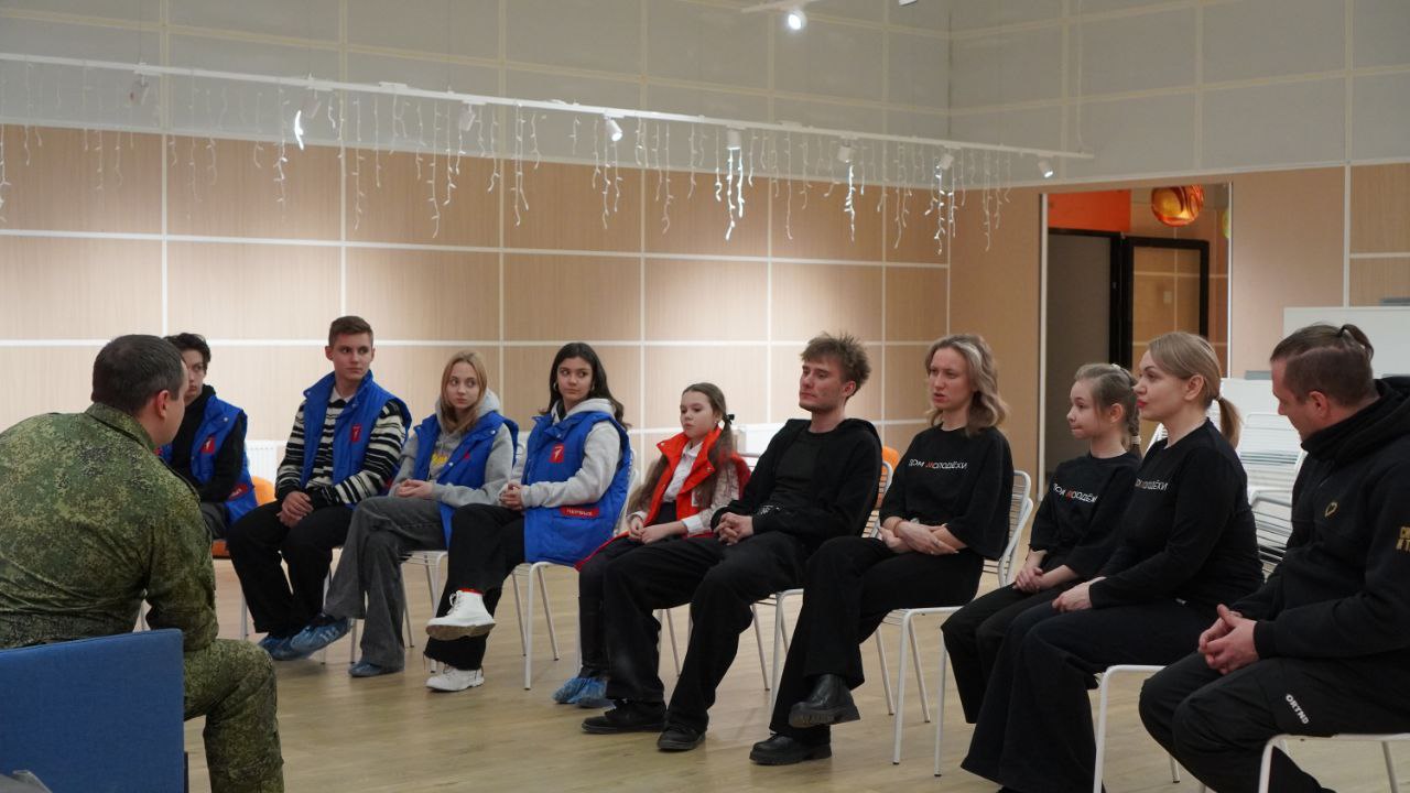 В Доме молодёжи | Волноваха состоялся урок мужества, посвящённый Дню Героев Отечества В Доме молодёжи | Волноваха состоялся урок мужества, посвящённый Дню Героев Отечества