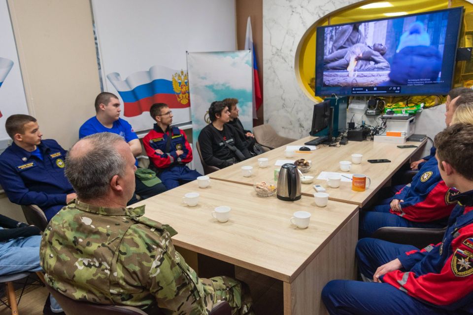 В День Героев Отечества добровольцы Донецкого РО ВСКС встретились с защитником Родины — участником боевых действий, который получил три боевых ранения во время службы В День Героев Отечества добровольцы Донецкого РО ВСКС встретились с защитником Родины — участником боевых действий, который получил три боевых ранения во время службы