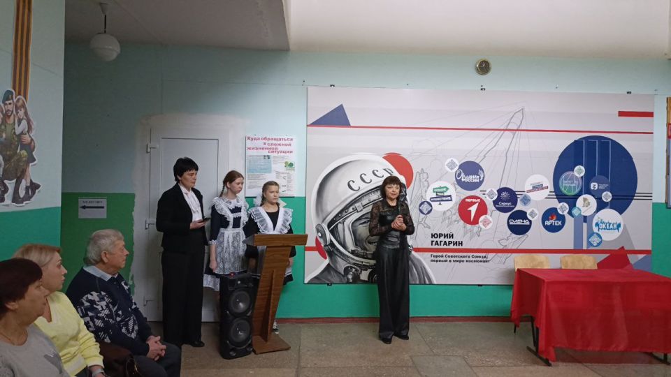 В Амвросиевской школе №5 открыли «Парту Героя» в честь Александра Кременя В Амвросиевской школе №5 открыли «Парту Героя» в честь Александра Кременя