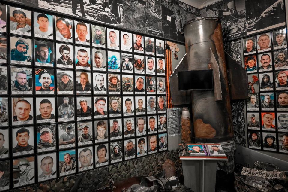 Помним наших героев. Старобешевское отделение Молодёжки совместно с Мемориальным музеем П.Н.Ангелиной для учащихся 11 класса школы №1 провели мероприятие, посвящённое Дню Героев Отечества Помним наших героев. Старобешевское отделение Молодёжки совместно с Мемориальным музеем П.Н.Ангелиной для учащихся 11 класса школы №1 провели мероприятие, посвящённое Дню Героев Отечества