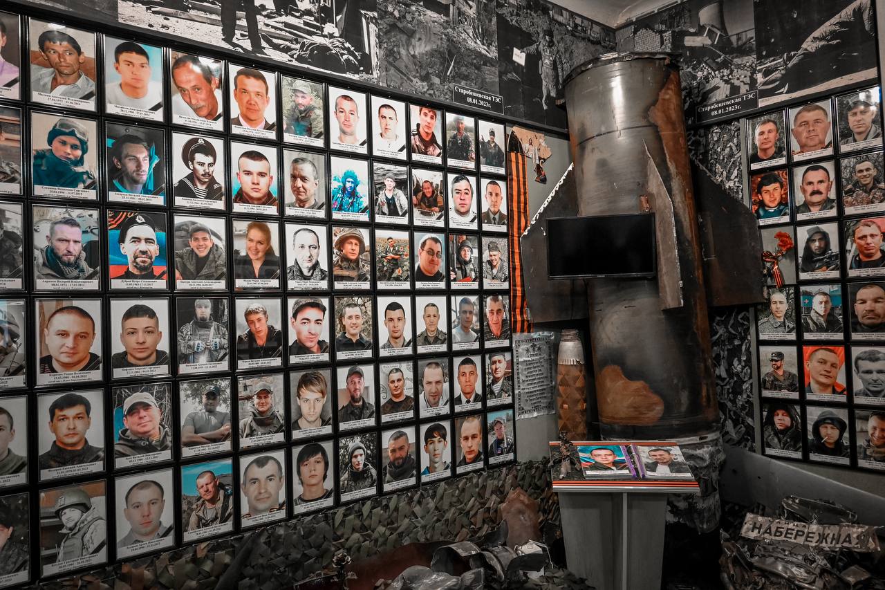 Помним наших героев. Старобешевское отделение Молодёжки совместно с Мемориальным музеем П.Н.Ангелиной для учащихся 11 класса школы №1 провели мероприятие, посвящённое Дню Героев Отечества Помним наших героев. Старобешевское отделение Молодёжки совместно с Мемориальным музеем П.Н.Ангелиной для учащихся 11 класса школы №1 провели мероприятие, посвящённое Дню Героев Отечества