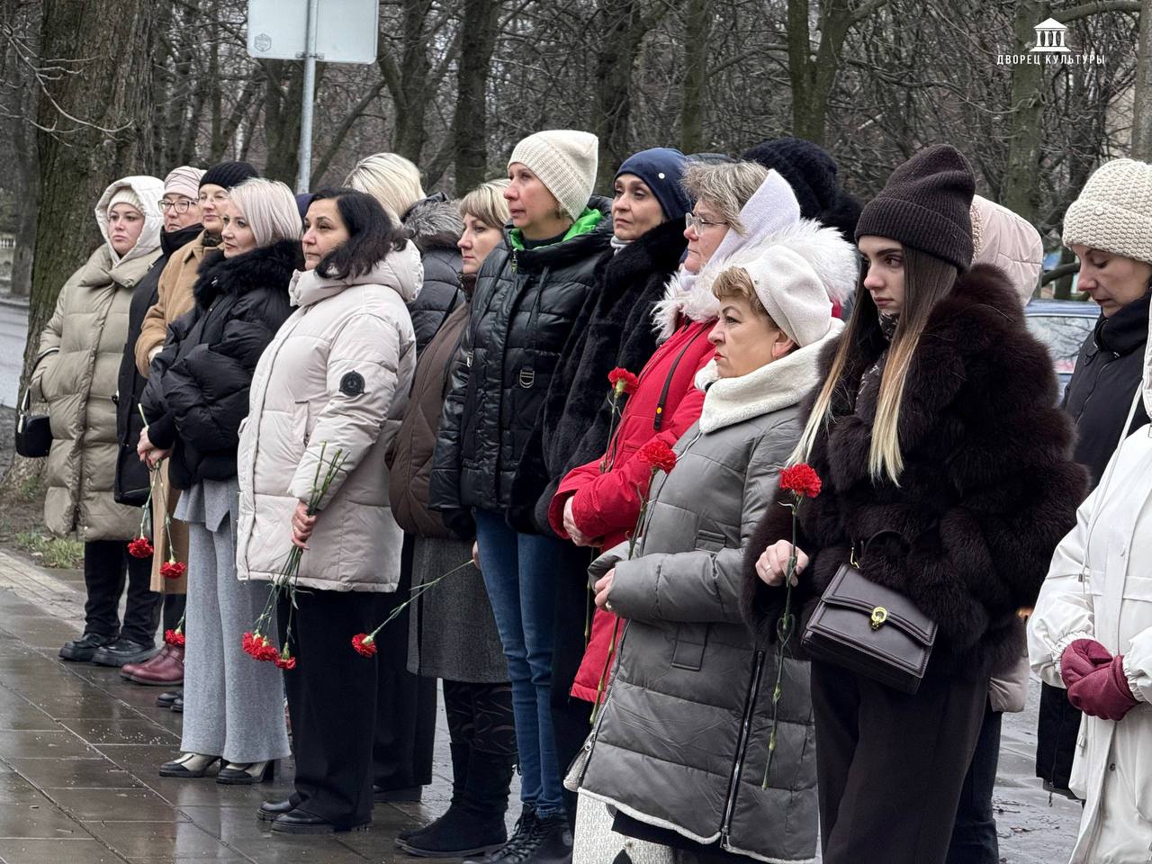9 декабря, в День героев Отечества, состоялась торжественная церемония возложения цветов – безмолвный поклон героям, чьи подвиги навеки запечатлены на страницах истории 9 декабря, в День героев Отечества, состоялась торжественная церемония возложения цветов – безмолвный поклон героям, чьи подвиги навеки запечатлены на страницах истории