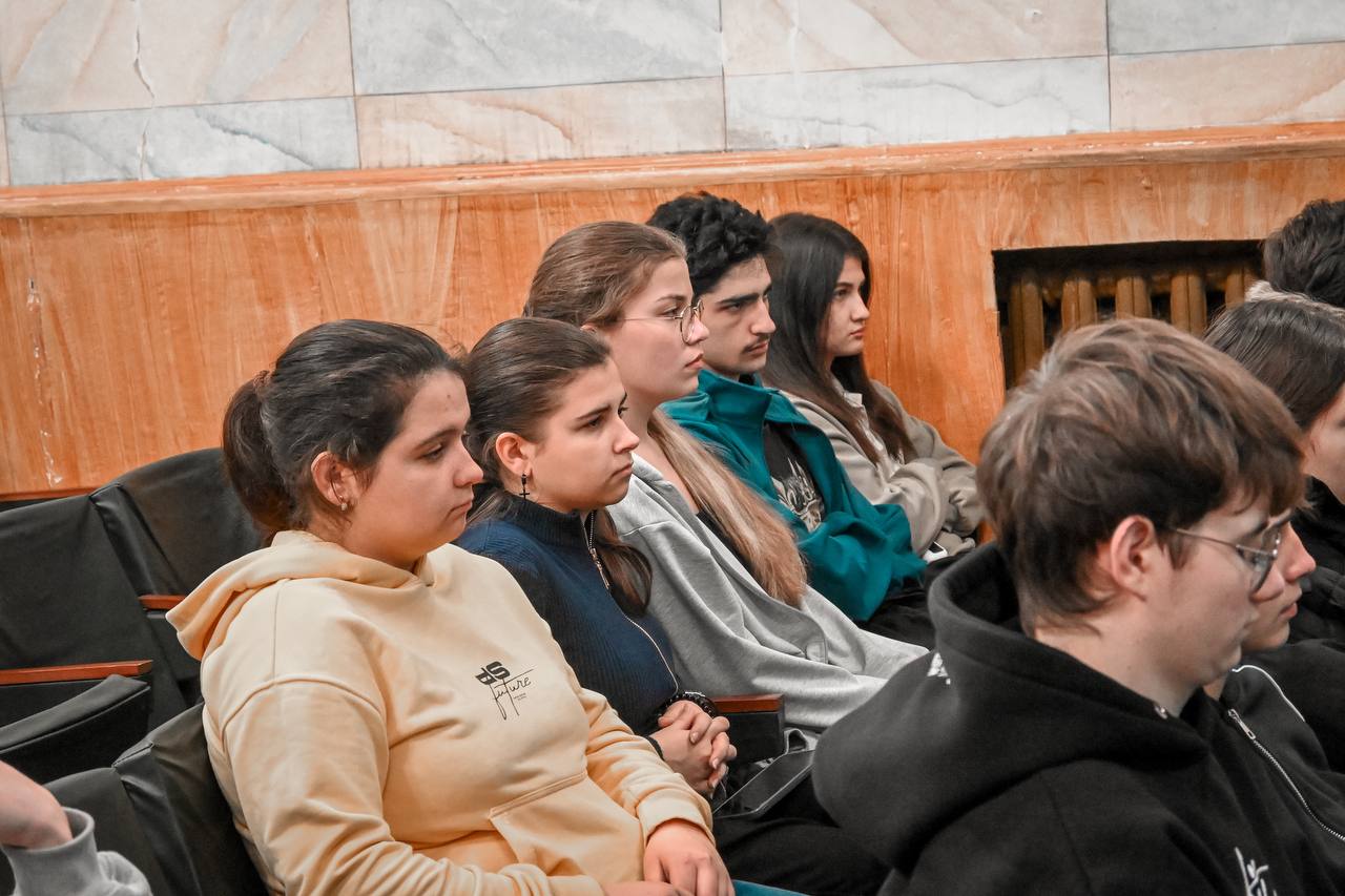 Помним наших героев. Старобешевское отделение Молодёжки совместно с Мемориальным музеем П.Н.Ангелиной для учащихся 11 класса школы №1 провели мероприятие, посвящённое Дню Героев Отечества Помним наших героев. Старобешевское отделение Молодёжки совместно с Мемориальным музеем П.Н.Ангелиной для учащихся 11 класса школы №1 провели мероприятие, посвящённое Дню Героев Отечества