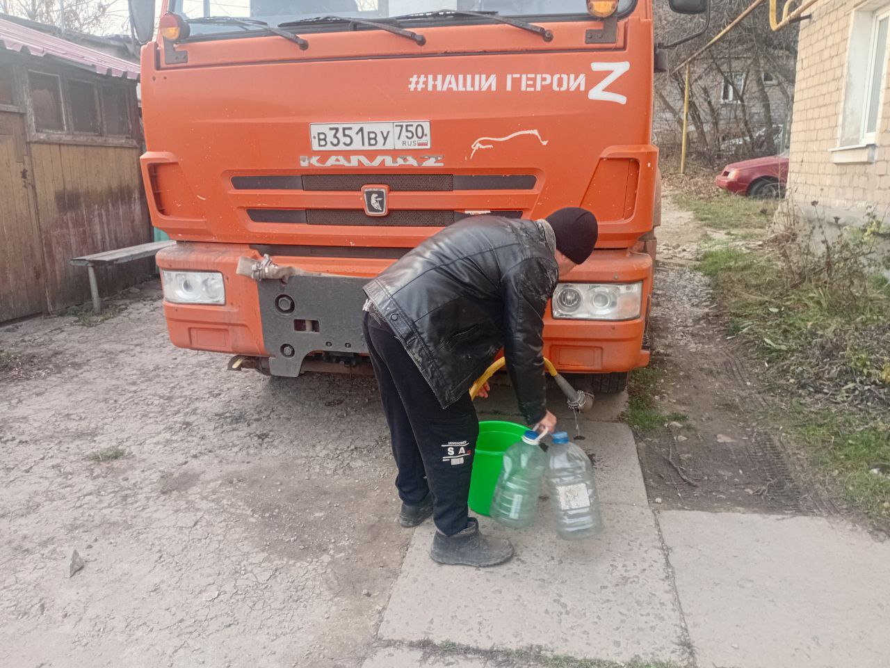 В Кировском внутригородском районе при поддержке региона-шефа Московская область продолжается подвоз воды для жителей домов, в которые в установленный графиком день не поступила вода В Кировском внутригородском районе при поддержке региона-шефа Московская область продолжается подвоз воды для жителей домов, в которые в установленный графиком день не поступила вода