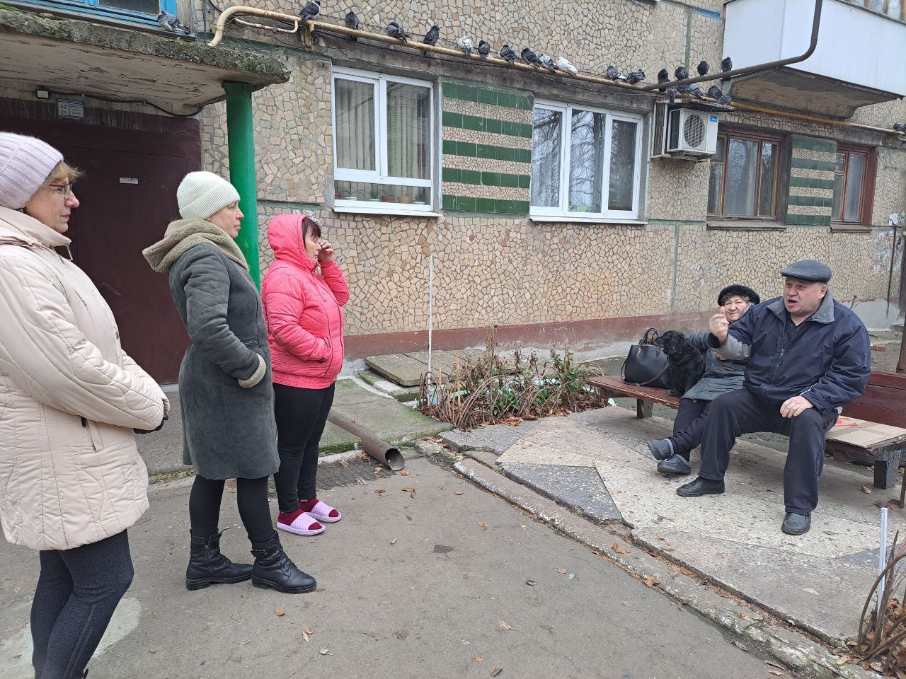 09 декабря 2025 года, начальник Светлодарского территориального отдела управления по работе с территориальными органами администрации городского округа Дебальцево Юлия Шевченко встретилась с жителями города Светлодарск