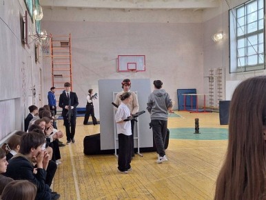 4 декабря учащиеся 8-11 классов школ городского округа Макеевка приняли участие в форуме «Вверх», организованном ДРОО «МР» ДРО ВОО «МГЕР» ДНР с целью привлечения новых активистов