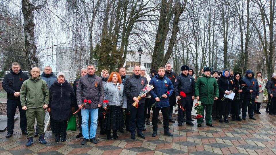 Константин Зинченко: Их подвиг — наш ориентир!. Врип главы администрации Волновахского МО Иван Борзых, заместитель главы администрации Волновахского МО Олег Сидоренко, управляющий делами администрации Волновахского МО Мария... Константин Зинченко: Их подвиг — наш ориентир!. Врип главы администрации Волновахского МО Иван Борзых, заместитель главы администрации Волновахского МО Олег Сидоренко, управляющий делами администрации Волновахского МО Мария...