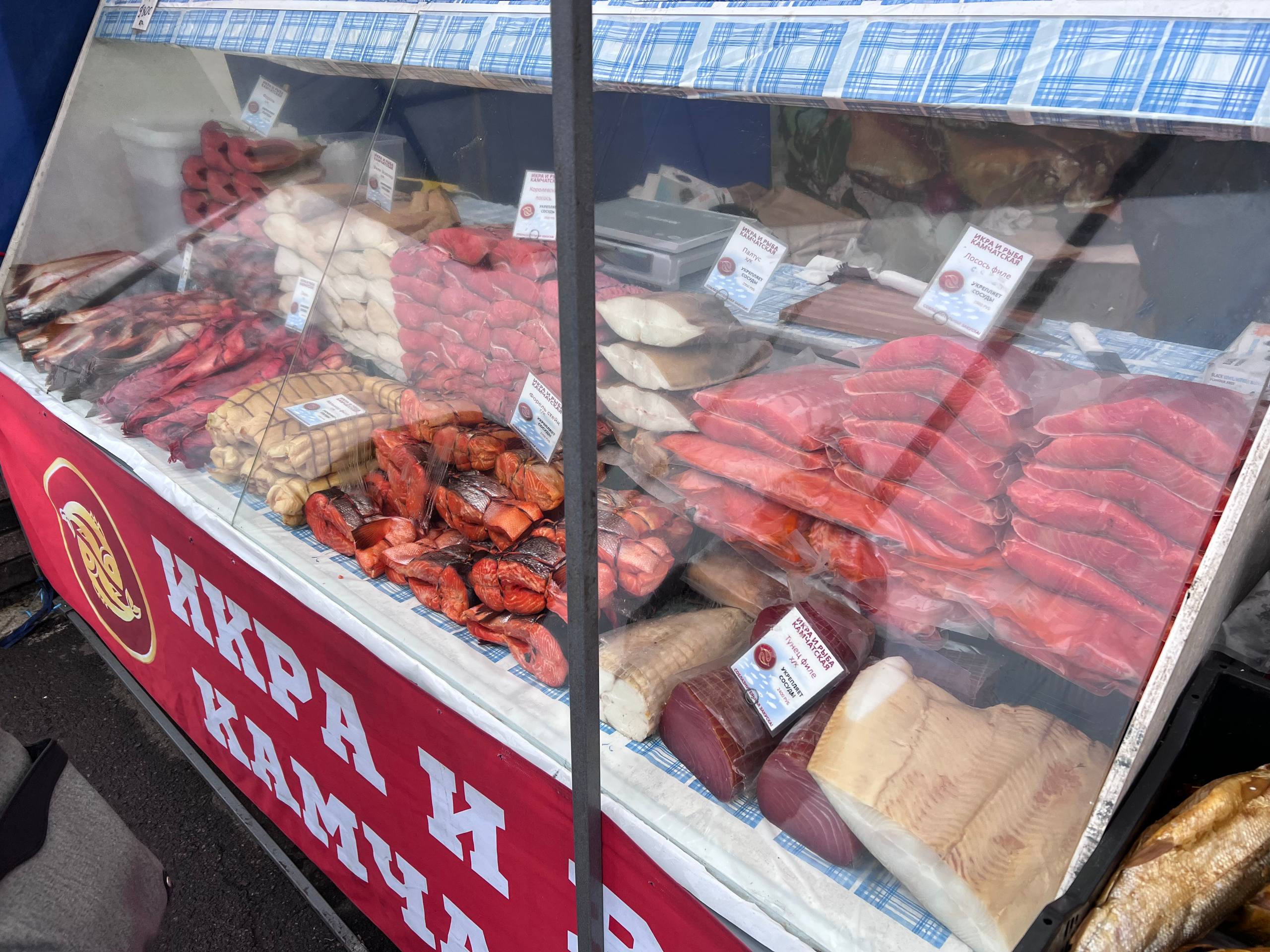 В рамках партийного проекта «Предпринимательство» партии «Единая Россия» администрацией Волновахского муниципального округа на территории города Волноваха была организована ярмарка по продаже рыбной продукции