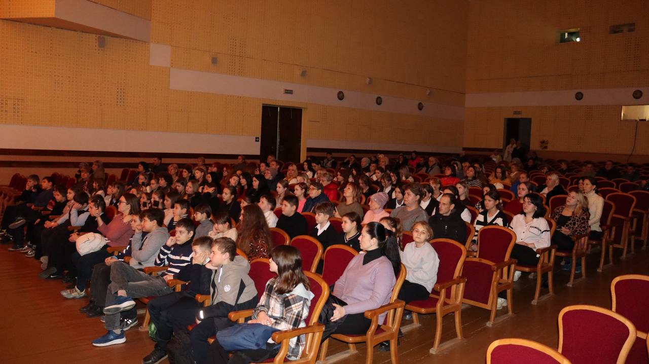 5 декабря во Дворце культуры ЯКХЗ прошел торжественный концерт "Герои в нашей памяти живут" 5 декабря во Дворце культуры ЯКХЗ прошел торжественный концерт "Герои в нашей памяти живут"