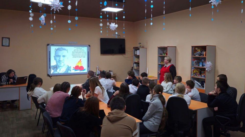 Сегодня, в День героев Отечества для школьников информационно-библиотечный отдел Дворца культуры провёл исторический калейдоскоп «Державы российской герои» Сегодня, в День героев Отечества для школьников информационно-библиотечный отдел Дворца культуры провёл исторический калейдоскоп «Державы российской герои»
