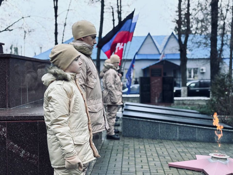 Константин Зинченко: Их подвиг — наш ориентир!. Врип главы администрации Волновахского МО Иван Борзых, заместитель главы администрации Волновахского МО Олег Сидоренко, управляющий делами администрации Волновахского МО Мария... Константин Зинченко: Их подвиг — наш ориентир!. Врип главы администрации Волновахского МО Иван Борзых, заместитель главы администрации Волновахского МО Олег Сидоренко, управляющий делами администрации Волновахского МО Мария...