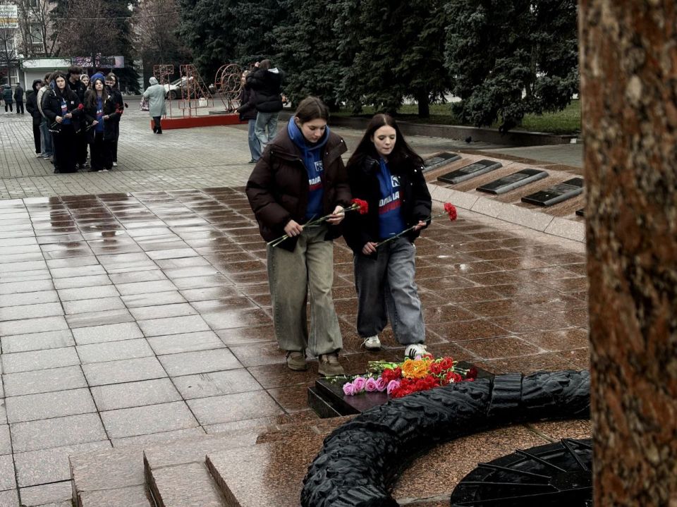 В Макеевке волонтёры возложили цветы к вечному огню в День Героев Отечества В Макеевке волонтёры возложили цветы к вечному огню в День Героев Отечества