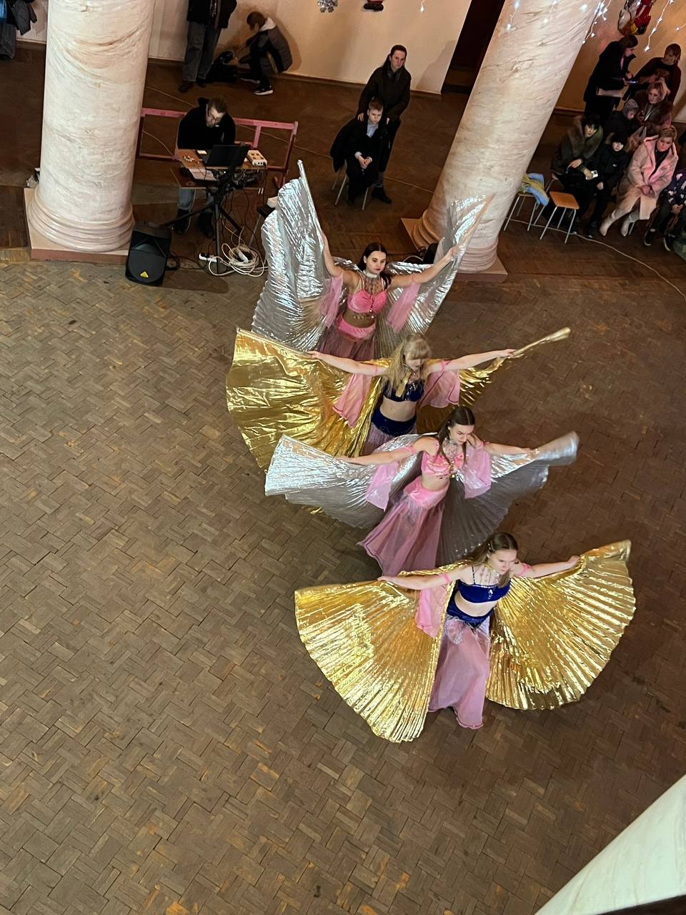 В отделе культурно-досуговой деятельности МБУ «ГДК им. В.Г. Кирсановой» развернулось волшебное действо: новогодняя игровая программа «У порога Новый год», распахнувшая свои двери для детей участников специальной военной... В отделе культурно-досуговой деятельности МБУ «ГДК им. В.Г. Кирсановой» развернулось волшебное действо: новогодняя игровая программа «У порога Новый год», распахнувшая свои двери для детей участников специальной военной...