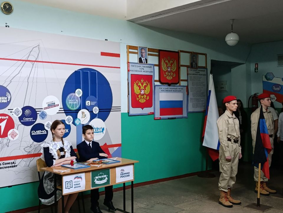 В Амвросиевской школе №5 открыли «Парту Героя» в честь Александра Кременя В Амвросиевской школе №5 открыли «Парту Героя» в честь Александра Кременя