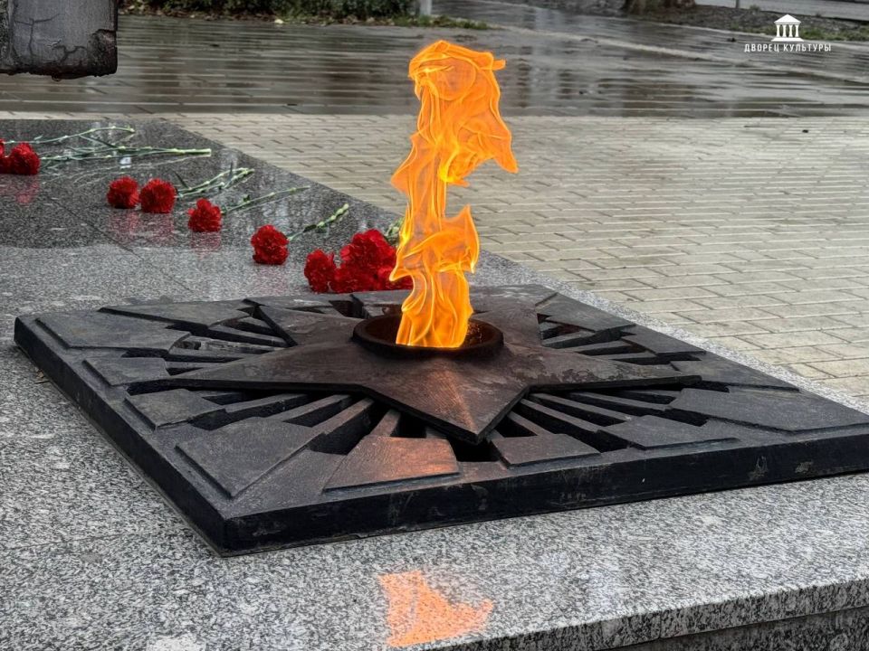 9 декабря, в День героев Отечества, состоялась торжественная церемония возложения цветов – безмолвный поклон героям, чьи подвиги навеки запечатлены на страницах истории 9 декабря, в День героев Отечества, состоялась торжественная церемония возложения цветов – безмолвный поклон героям, чьи подвиги навеки запечатлены на страницах истории