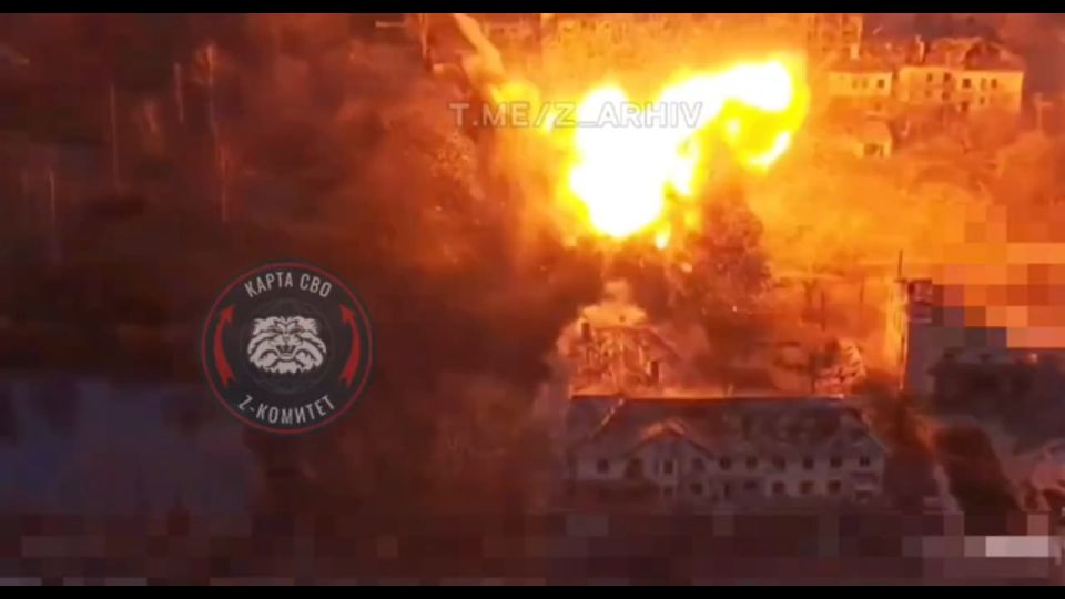 Удар 300-мм корректируемого боеприпаса РСЗО "Торнадо-С" по зданию в Мирнограде, куда перед этим зашла группа противника Удар 300-мм корректируемого боеприпаса РСЗО "Торнадо-С" по зданию в Мирнограде, куда перед этим зашла группа противника