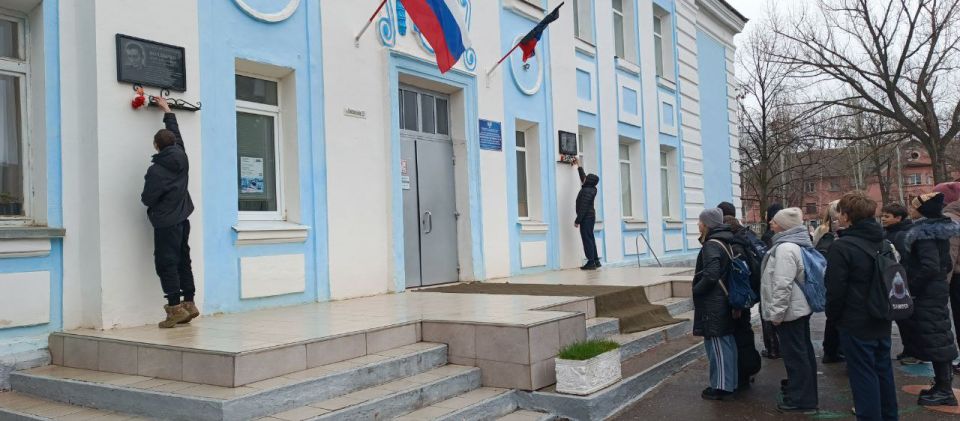День героев Отечества. Сегодня, 9 декабря, в ГБОУ «Мироновская школа №10 г.о. Дебальцево» состоялась торжественная линейка, посвящённая Дню Героев Отечества День героев Отечества. Сегодня, 9 декабря, в ГБОУ «Мироновская школа №10 г.о. Дебальцево» состоялась торжественная линейка, посвящённая Дню Героев Отечества