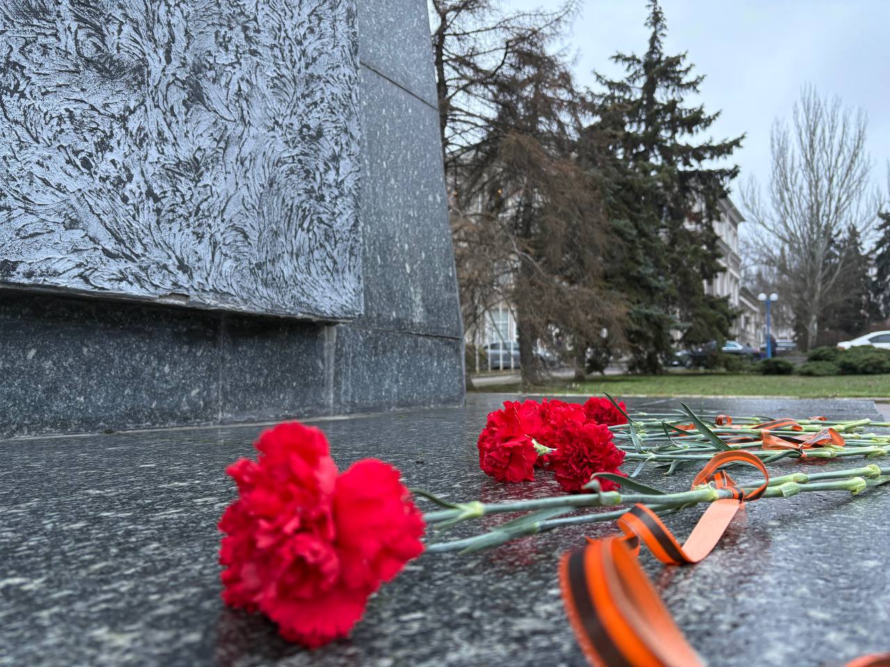 Сегодня,09.12.2025, в День Героев Отечества, возложили цветы к памятнику Героя Советского Союза Ивану Ткаченко