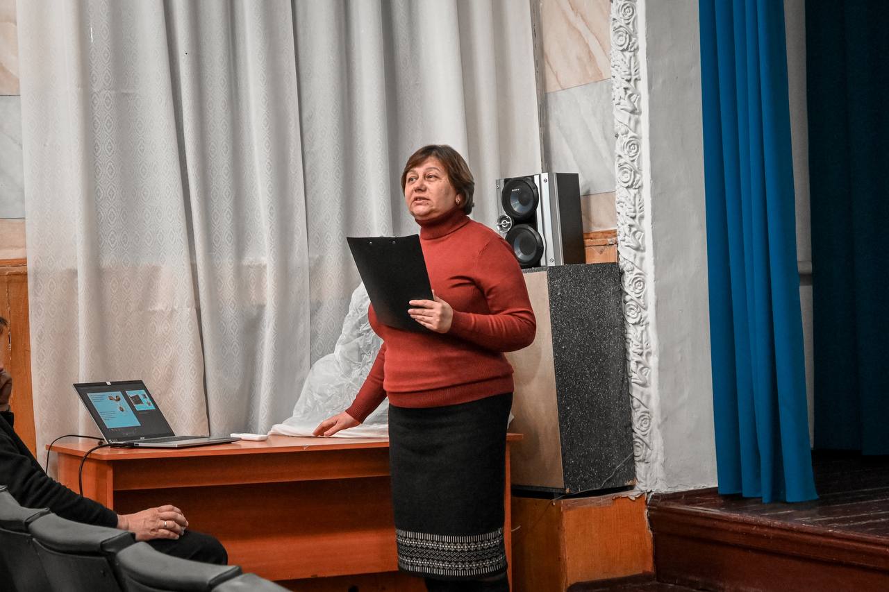 Помним наших героев. Старобешевское отделение Молодёжки совместно с Мемориальным музеем П.Н.Ангелиной для учащихся 11 класса школы №1 провели мероприятие, посвящённое Дню Героев Отечества Помним наших героев. Старобешевское отделение Молодёжки совместно с Мемориальным музеем П.Н.Ангелиной для учащихся 11 класса школы №1 провели мероприятие, посвящённое Дню Героев Отечества